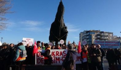 Çanakkale Belediye Başkanı Aday Adayı İrfan Mutluay, Muharrem Erkek’in atama olarak aday gösterilmesine tepki gösterdi