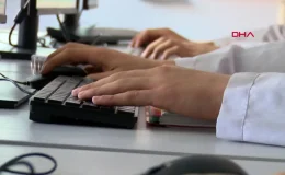 Kayseri’de Öğrenciler Akıllı Tahtaların Bakım ve Onarımını Yapıyor