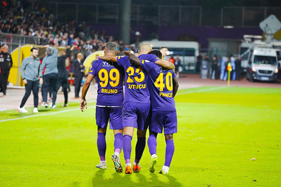 Eyüpspor kupasını aldı, Süper Lig'e yükseldi