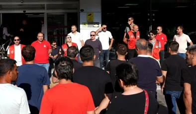 İşten atılan işçiler belediye önünde eyleme başladı