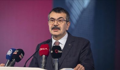 Yusuf Tekin: Instagram ve Roblox çocukları dijital bağımlılığa sürükleyebilir