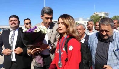 Paris 2024 Olimpiyat Oyunları’nda gümüş madalya kazanan Hatice Akbaş, Malatya’da coşkuyla karşılandı