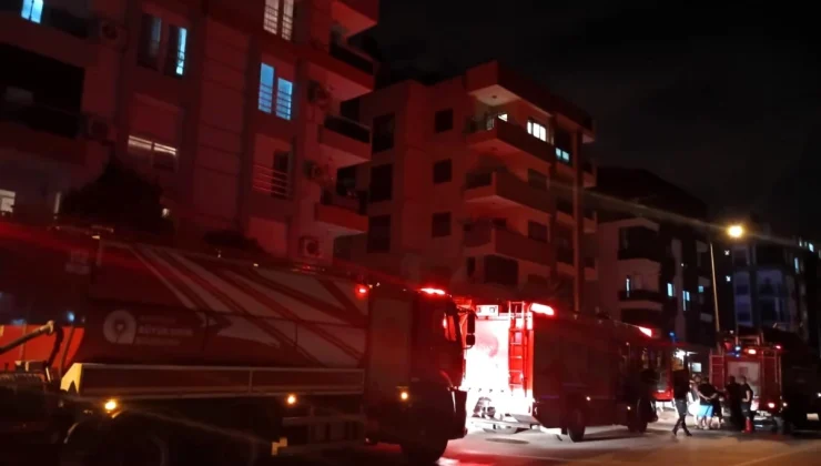 Antalya’da çıkan yangın apartman sakinlerini sokağa döktü