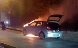 Eyüpsultan’da Otomobil Yangınında Vatandaşlar Müdahale Etti