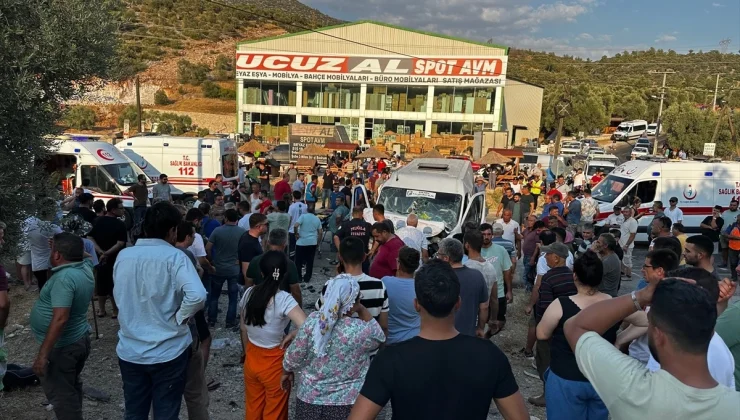Muğla’da itfaiye arazözü ile minibüs çarpıştı: 15 yaralı